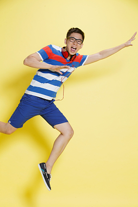 欢乐的青年男人