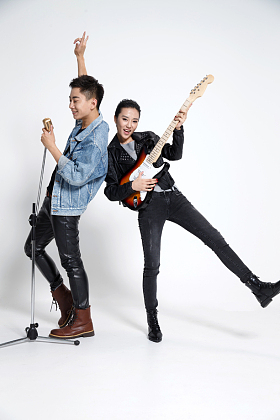 时尚的青年男女唱