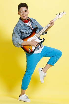 青年男人弹吉他