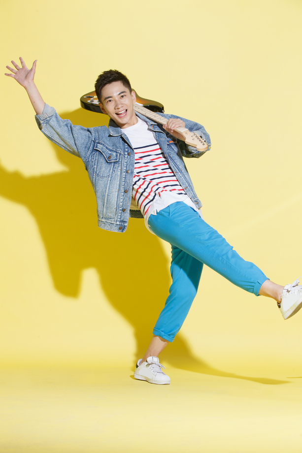 青年男人拿着吉他照片