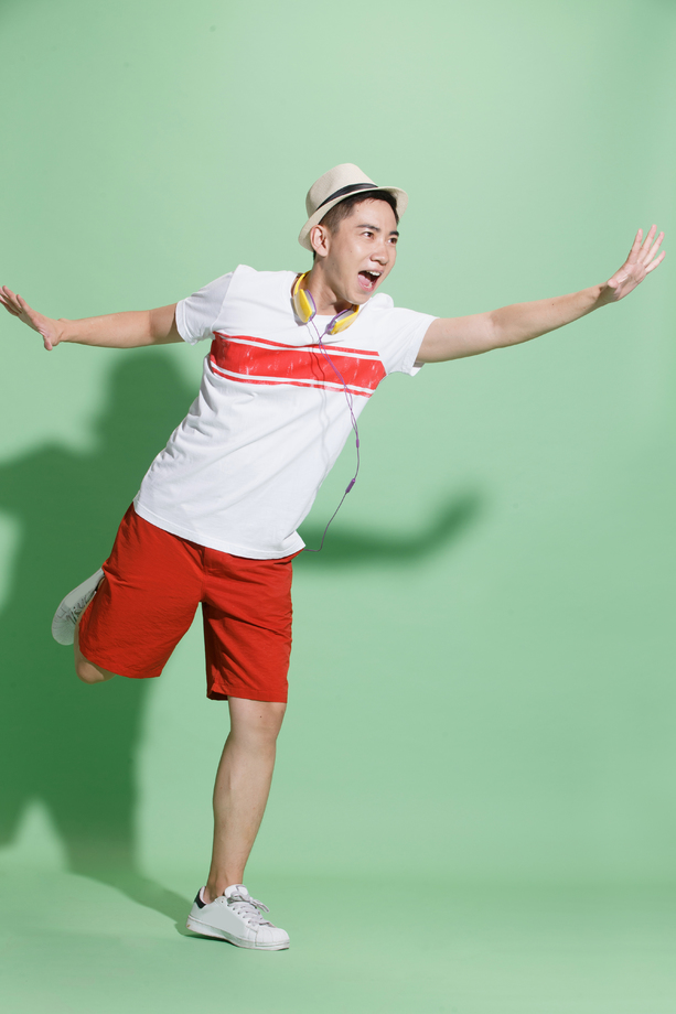 兴奋的青年男人图片 兴奋的青年男人图片