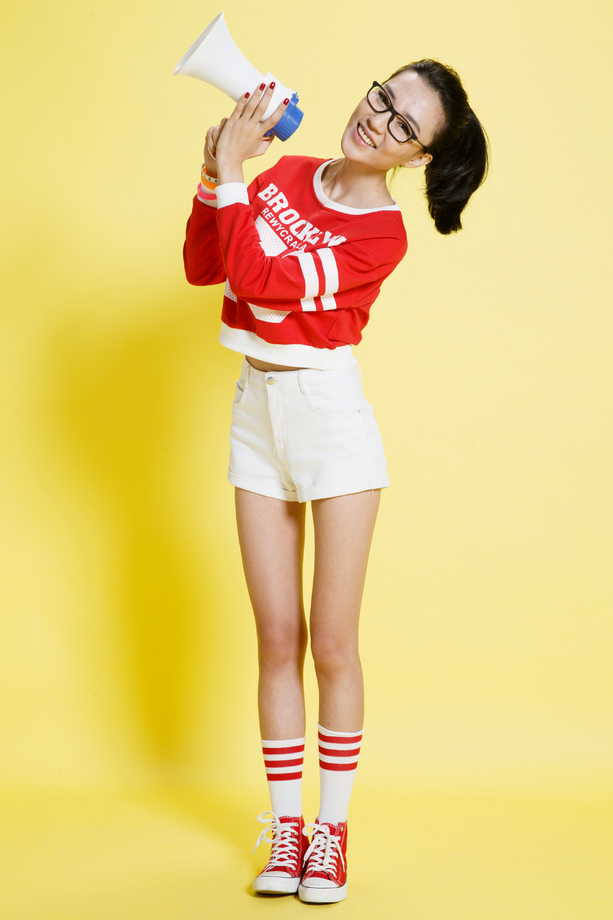 青年女人拿着扩音器图片 青年女人拿着扩音器图片