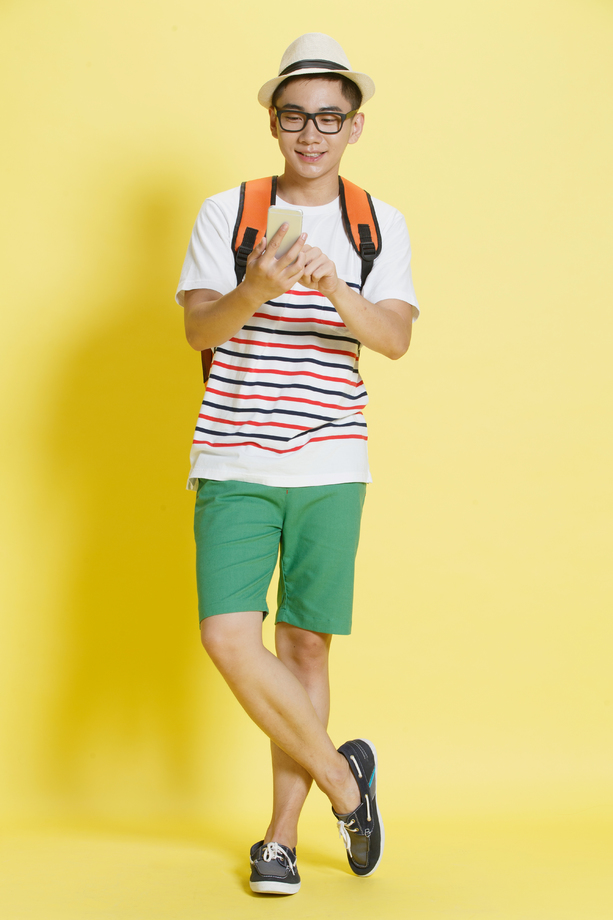 青年男人使用手机 青年男人使用手机
