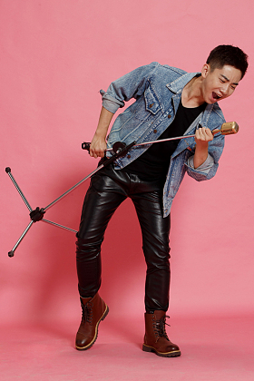 青年男人唱歌图片