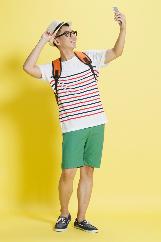 青年男人使用手机拍照照片 青年男人使用手机拍照照片