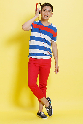 休闲的青年男人图片