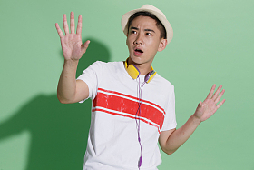 面部表情惊讶青年男人