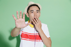面部表情惊讶青年男人
