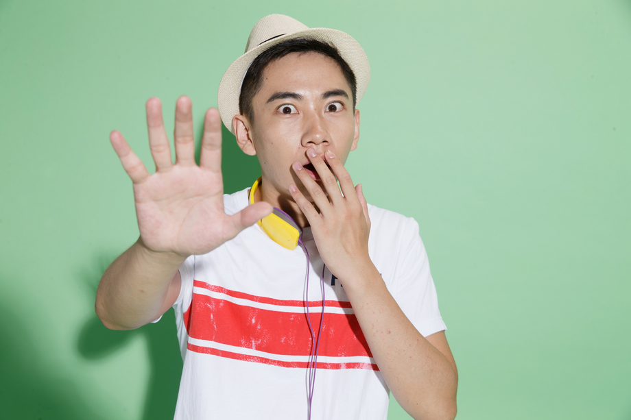 面部表情惊讶青年男人