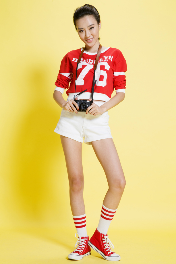 青年女人拿着照相机 青年女人拿着照相机