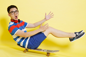 青年男人滑板运动