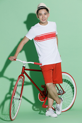 青年男人斜靠着自行车照片