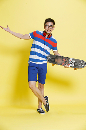 青年男人拿着滑板图片