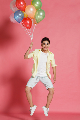 青年男人拿着气球