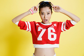 面部表情惊讶的青年女人图片