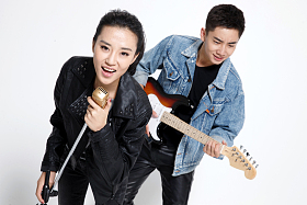 时尚的青年男女唱