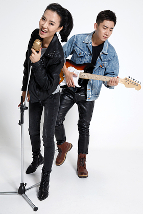 时尚的青年男女唱