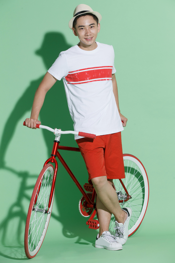 青年男人斜靠着自行车图片 青年男人斜靠着自行车图片