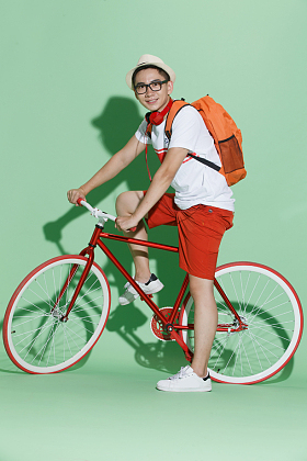 青年男人骑自行车