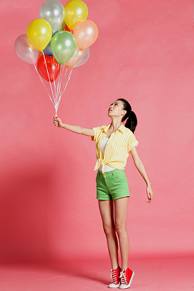 青年女人拿着气球图片