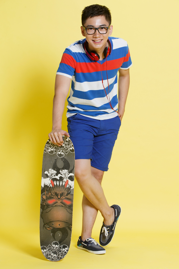 青年男人拿着滑板 青年男人拿着滑板