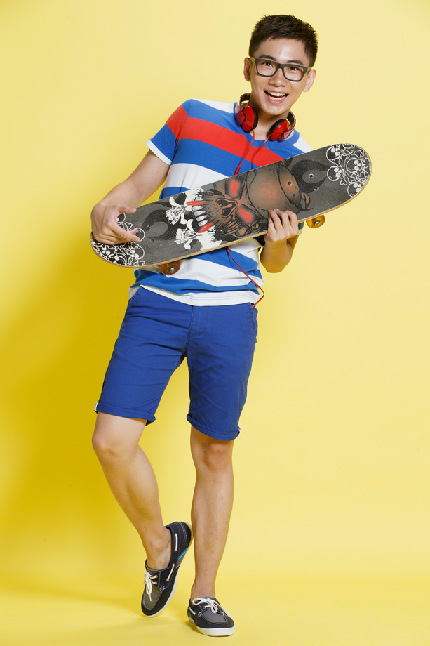 青年男人拿着滑板照片 青年男人拿着滑板照片