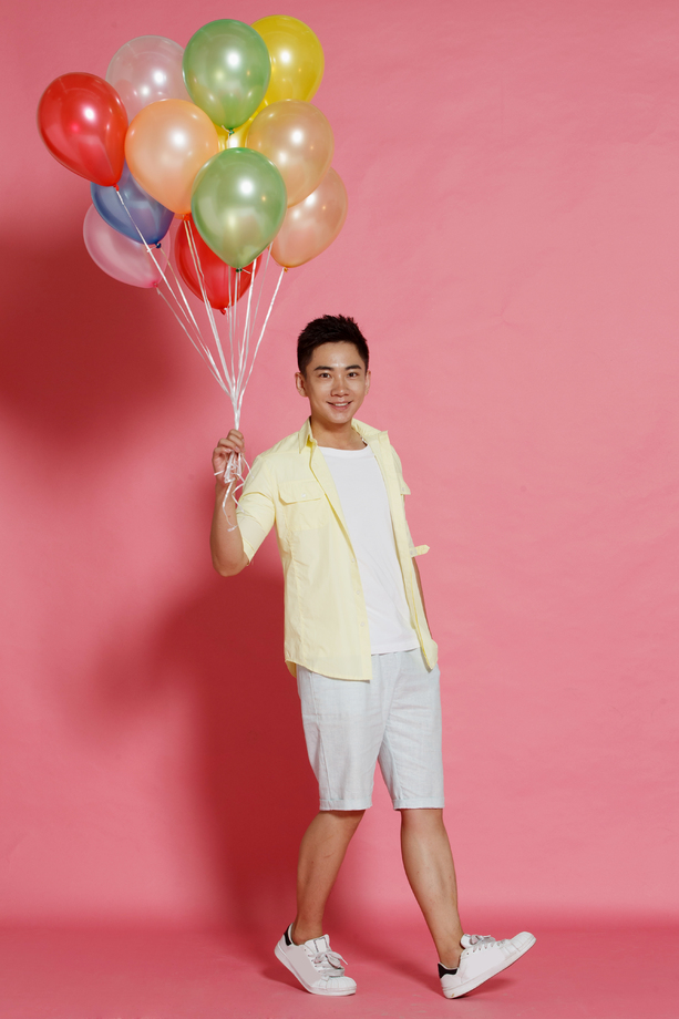 青年男人拿着气球 青年男人拿着气球