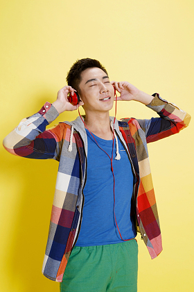 休闲的青年男人听音乐图片