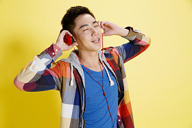 休闲的青年男人听音乐