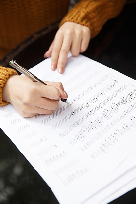 年轻女人写乐谱