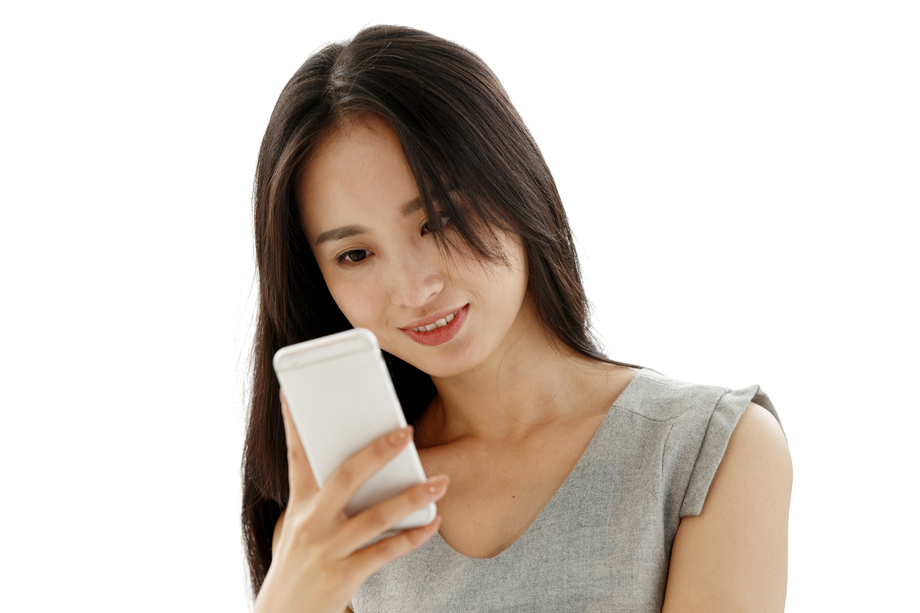 青年女人看手机