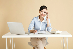 商务女人打电话