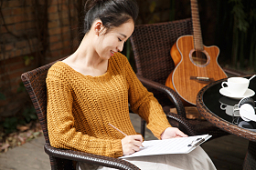 年轻女人写乐谱照片