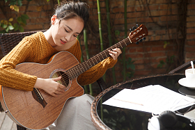 年轻女人弹吉他照片