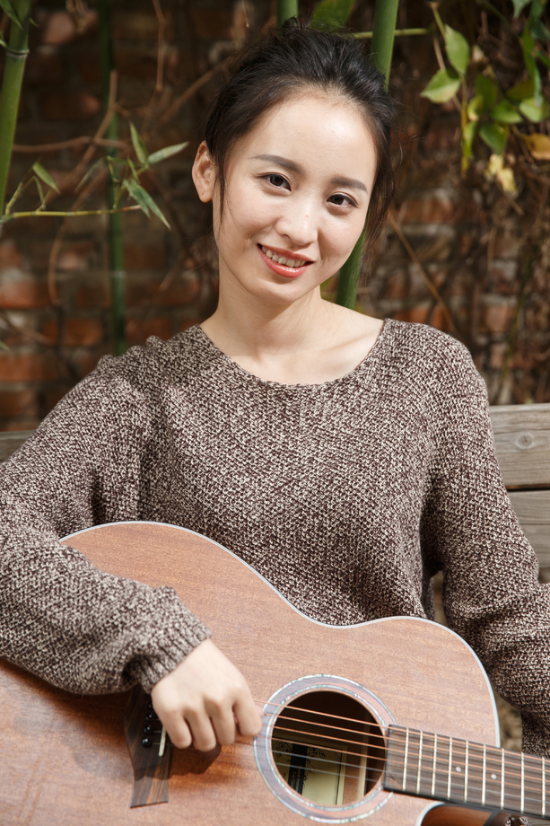 年轻女人弹吉他