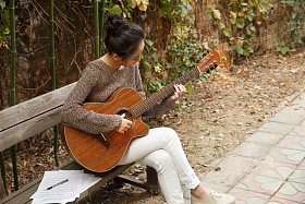 年轻女人弹吉他