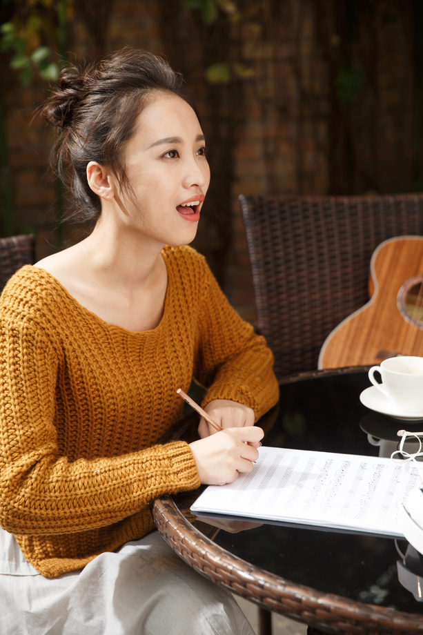 年轻女人写乐谱图片