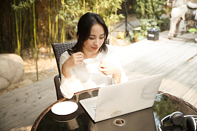 年轻女人使用笔记本电脑照片