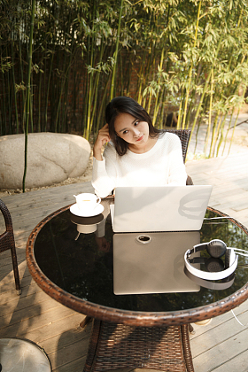 年轻女人使用笔记本电脑