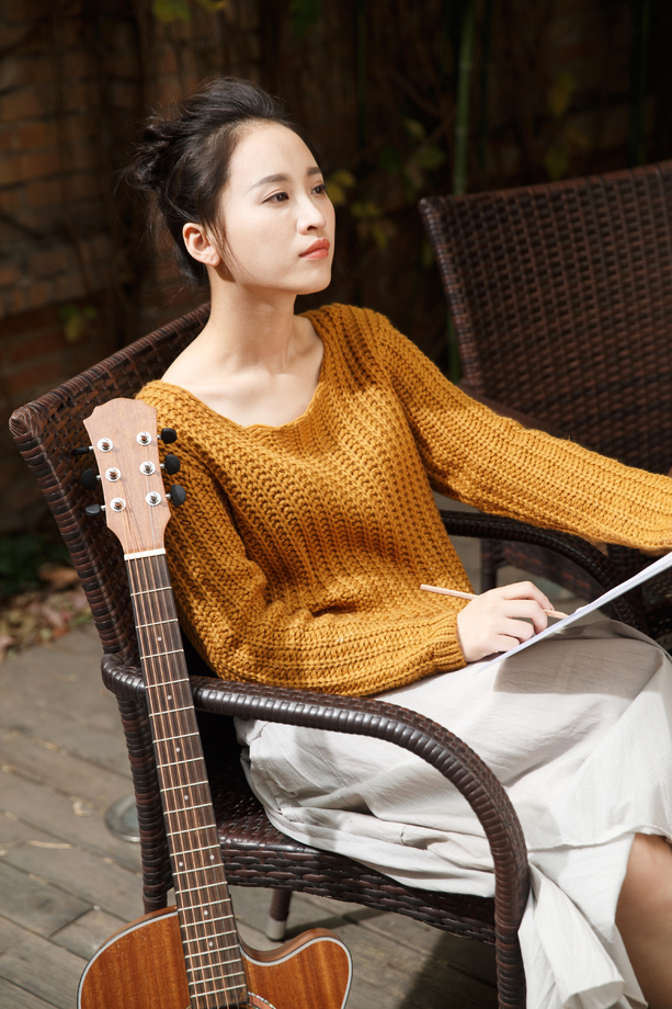 年轻女人写乐谱图片