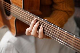 年轻女人弹吉他