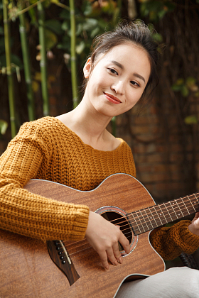 年轻女人弹吉他