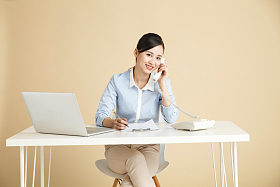 商务女人打电话