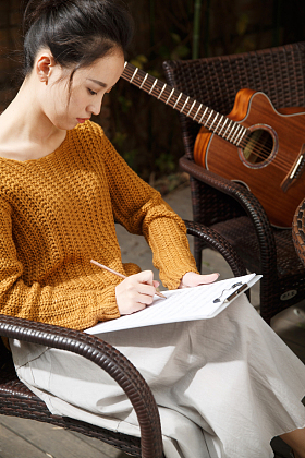 年轻女人写乐谱