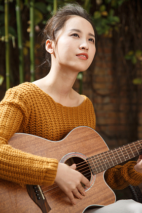 年轻女人弹吉他