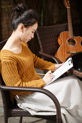 年轻女人写乐谱图片