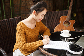 年轻女人写乐谱