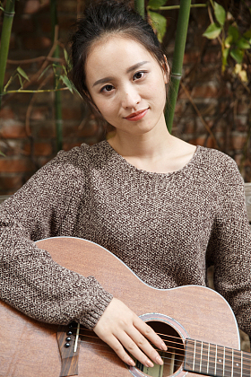 年轻女人弹吉他