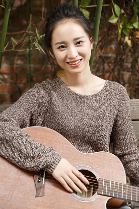 年轻女人弹吉他照片