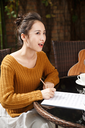 年轻女人写乐谱